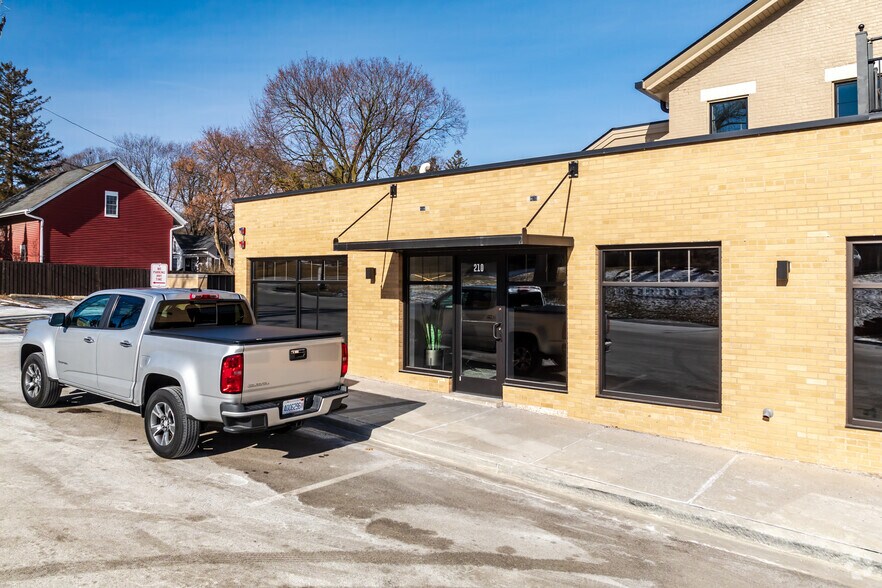 More Photos Of 200 N Washington St, West Dundee Office For Lease