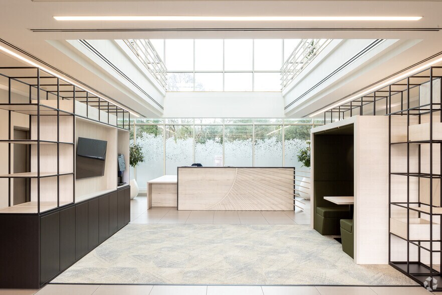 More Photos Of 279 Farnborough Rd, Farnborough Office For Lease