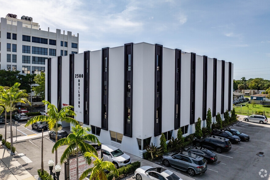 More Photos Of 2500 Hollywood Blvd, Hollywood Office For Lease