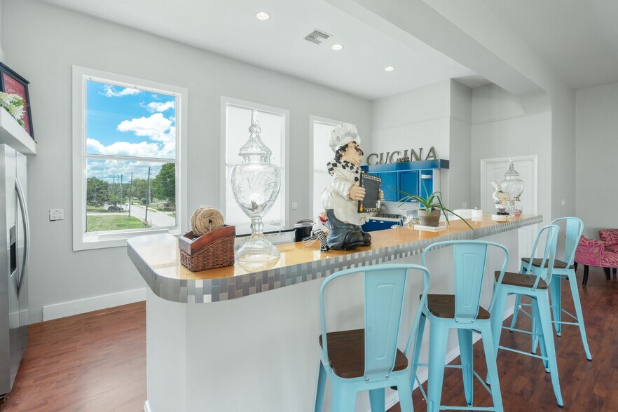 More Photos Of 47 W Wall St, Frostproof Loft Creative Space For Lease