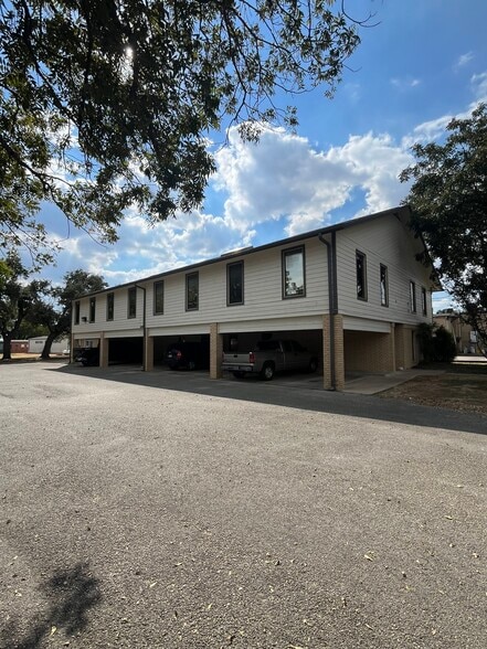 More Photos Of 1011 Meredith Dr, Austin Unknown For Lease