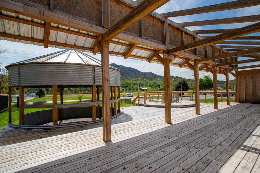 More Photos Of 3804 Wears Valley Rd, Sevierville Hotel For Sale