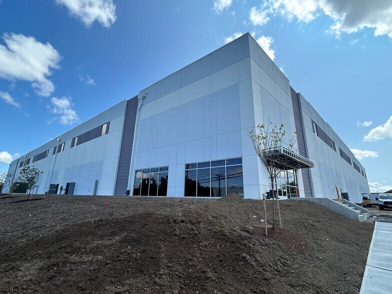 More Photos Of 200 Murray Hill Pky, East Rutherford Distribution For Lease