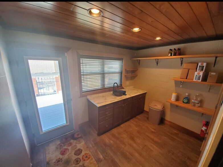 More Photos Of 3003 Hall St, Hays Medical For Sale