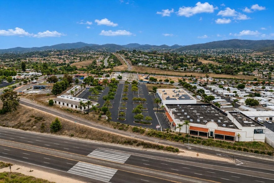 More Photos Of 1617 Capalina Rd, San Marcos Showroom For Lease