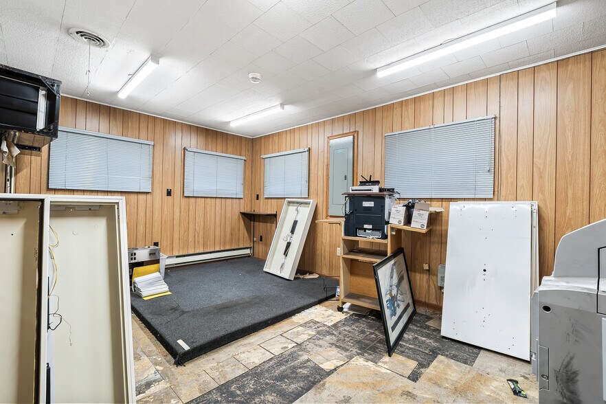 More Photos Of 555 Country Club Rd, Dallas Warehouse For Sale