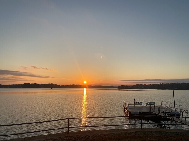 More Photos Of 260 Lake Hamilton Dr, Hot Springs Hotel For Sale