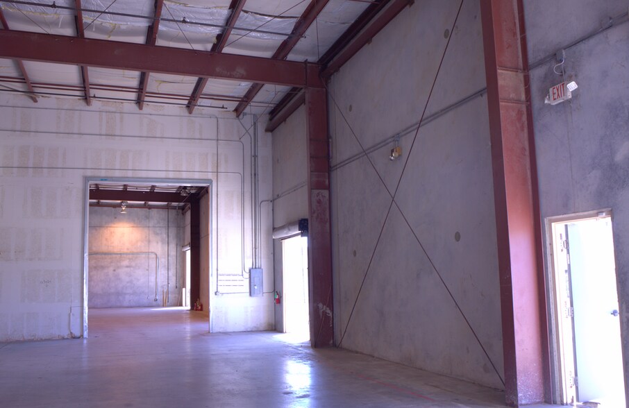More Photos Of 2004 Lamar Dr, Round Rock Warehouse For Lease