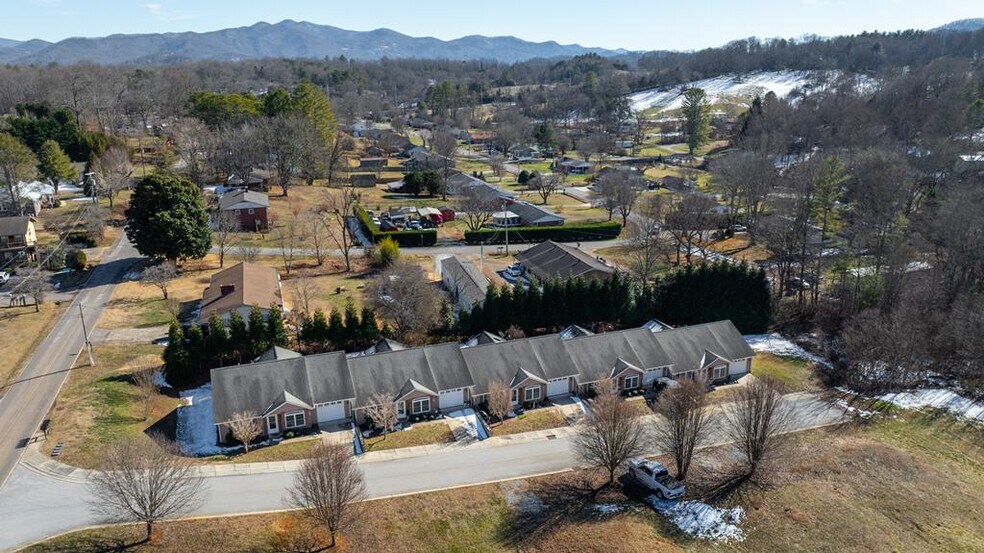 More Photos Of 520 Baird Cove Rd, Franklin Multifamily For Sale