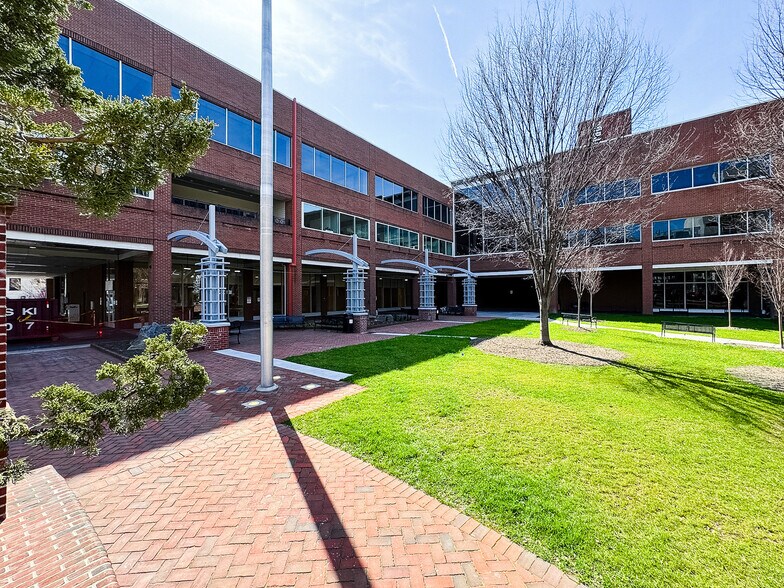 More Photos Of 100 N Queen St, Lancaster Office For Sale