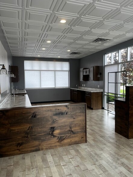 More Photos Of 5401-5439 Shoreline Dr, Mound Unknown For Lease