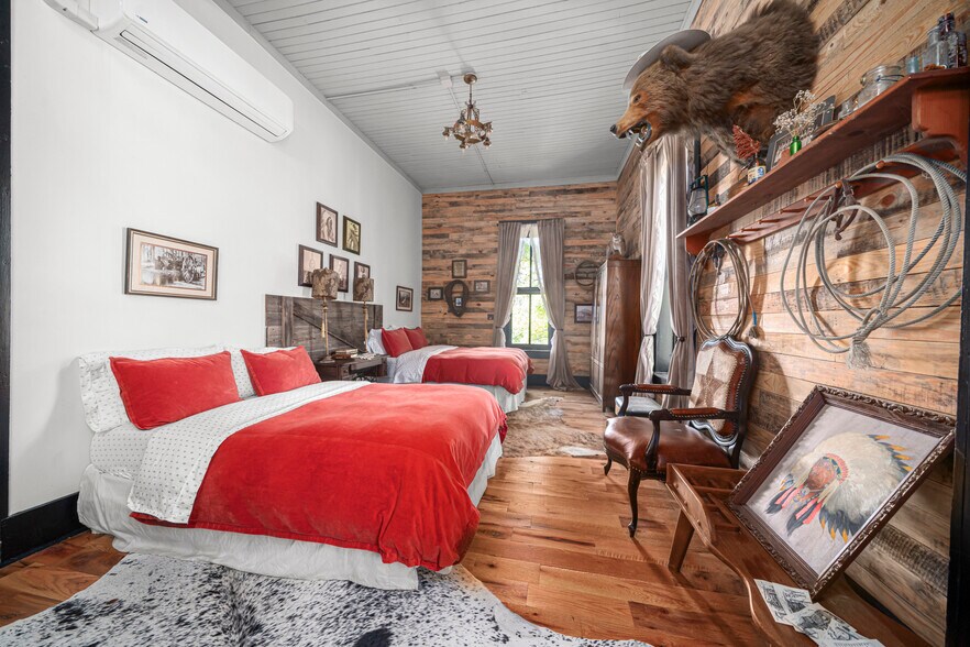 More Photos Of 411 E Front Ave, Chester Hotel For Sale