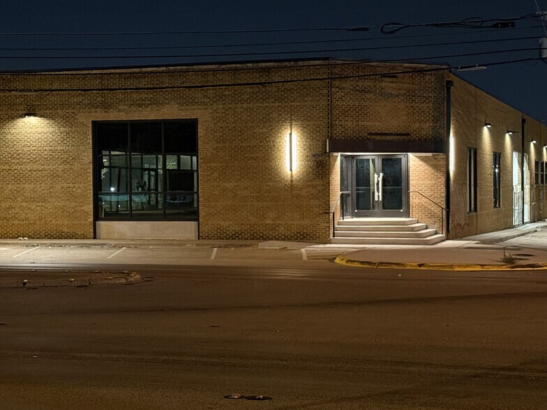 More Photos Of 1937 Irving Blvd, Dallas Showroom For Lease