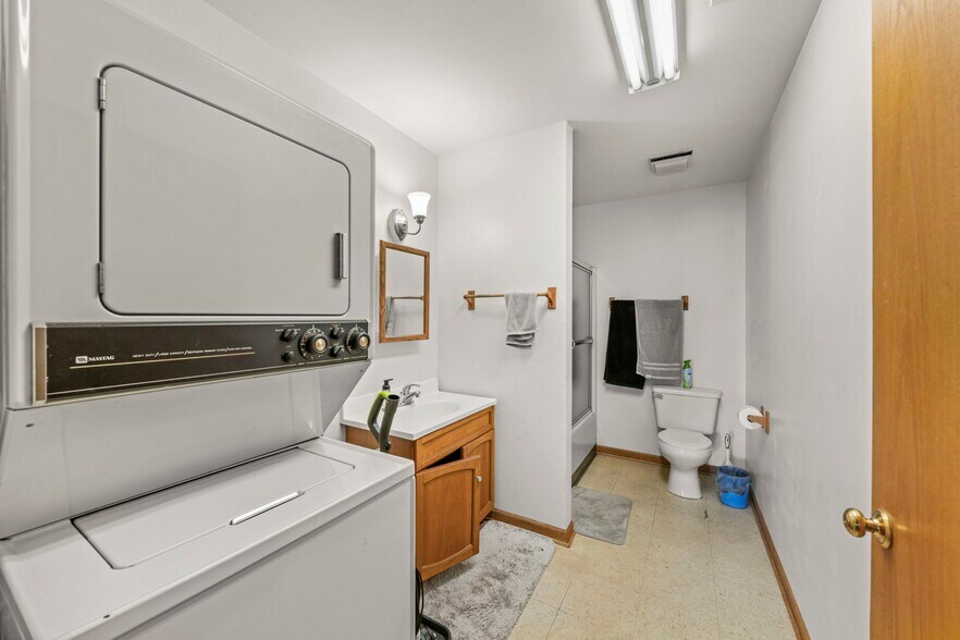 More Photos Of 645 E Lasalle St, Somonauk Showroom For Lease