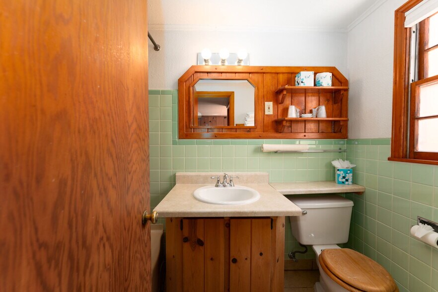 More Photos Of 1624 E Main St, Montrose Hotel For Sale