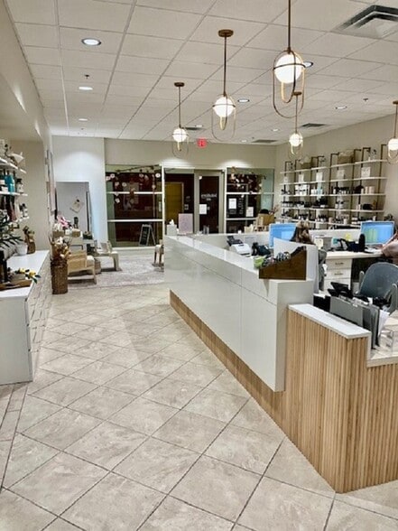 More Photos Of 7465 Poplar Ave, Germantown Medical For Lease