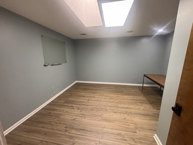 More Photos Of 1011 N Broadway St, Knoxville Office For Lease