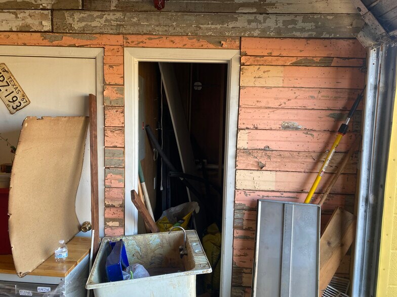 More Photos Of 357 W Austin St, Giddings General Retail For Sale