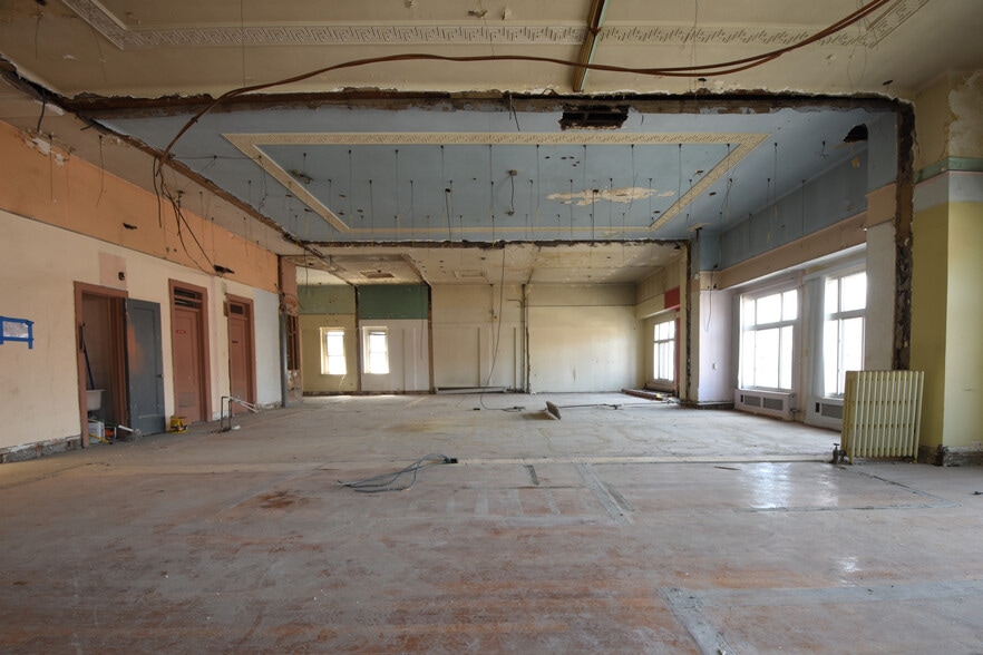 More Photos Of 694 Manhattan Ave, Brooklyn Storefront Retail Office For Lease