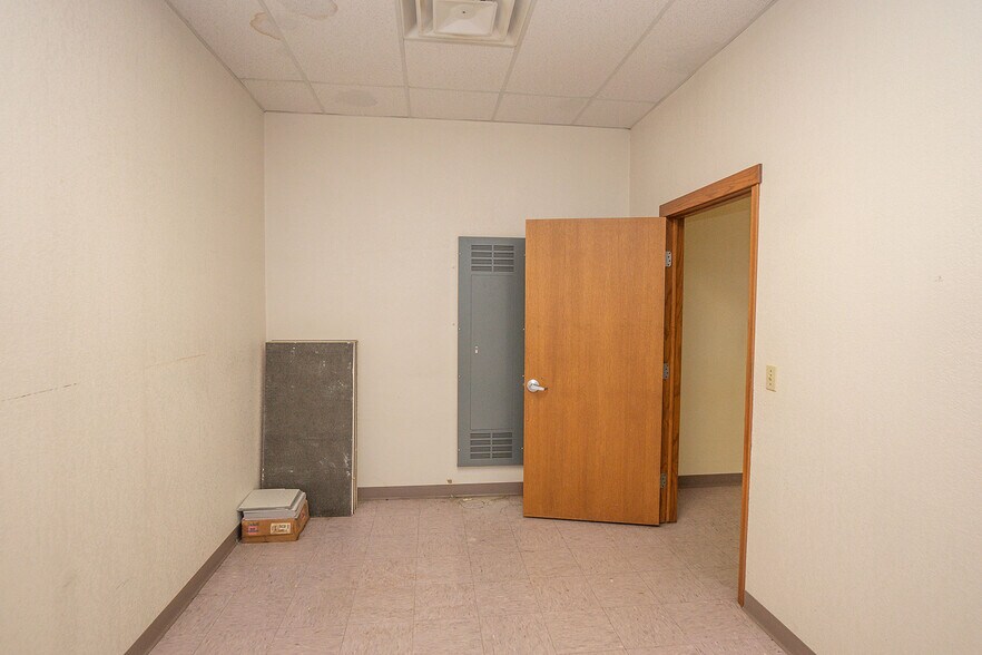 More Photos Of 520 S Ramsey Dr, Valley Center Freestanding For Sale