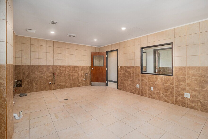 More Photos Of 324 E Paces Ferry Rd NE, Atlanta Storefront Retail Office For Sale