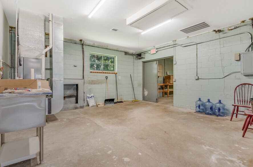 More Photos Of 321 Warren Ave, Stirling Light Manufacturing For Sale