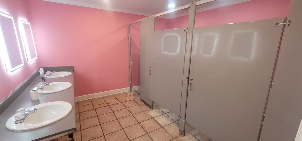 More Photos Of 3646-3678 Culebra Rd, San Antonio Unknown For Lease