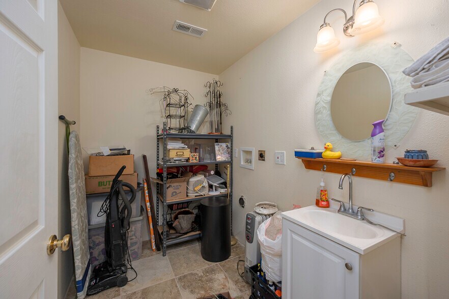 More Photos Of 315 Main Ave E, Soap Lake General Retail For Sale