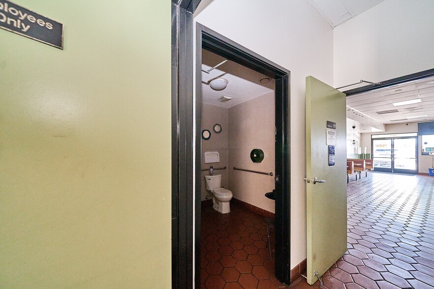 More Photos Of 5835 Bellflower Blvd Unit C, Lakewood Storefront For Lease