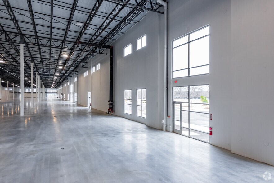 More Photos Of 9141 S 13th St, Oak Creek Warehouse For Lease