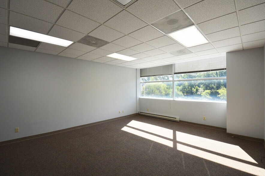 More Photos Of 5509 W Friendly Ave, Greensboro Office For Lease
