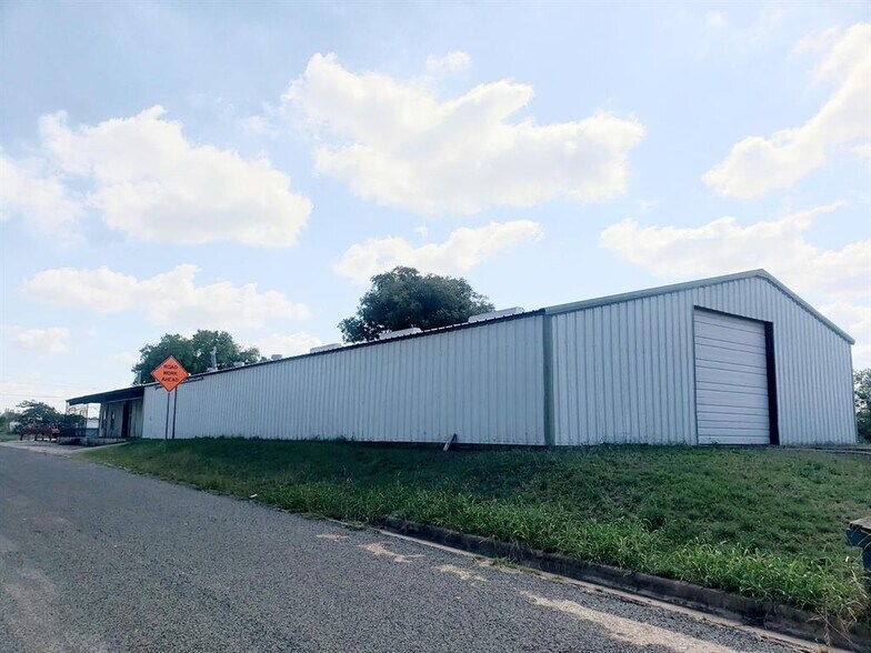 More Photos Of 1209 Bessemer Ave, Llano Light Distribution For Sale