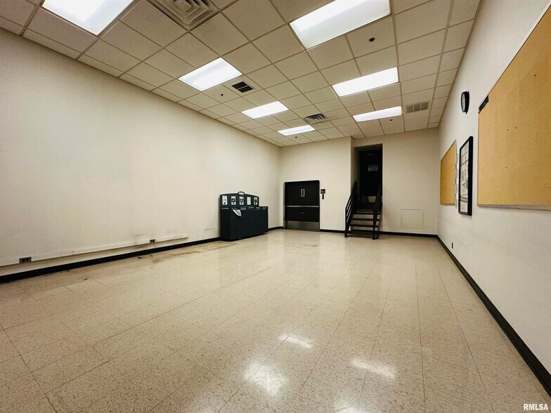 More Photos Of 113 SW Adams St, Peoria Office For Sale