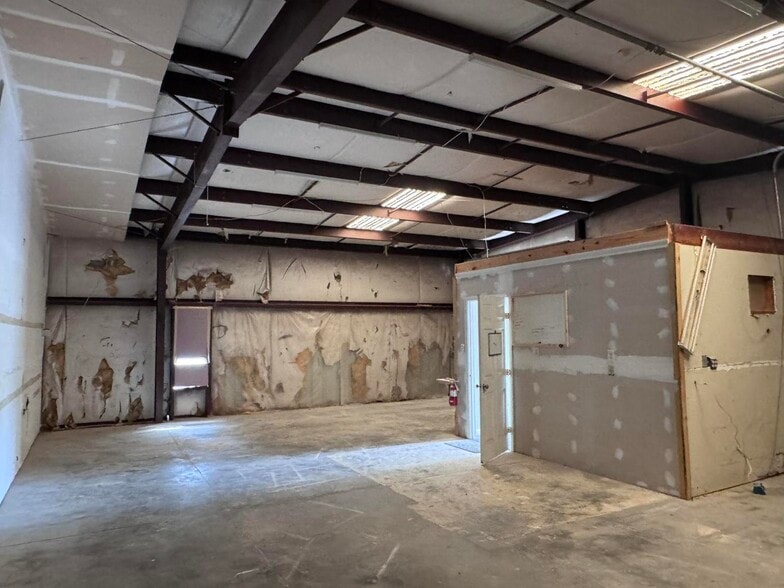 More Photos Of 1961 Highway 87, Navarre Showroom For Lease
