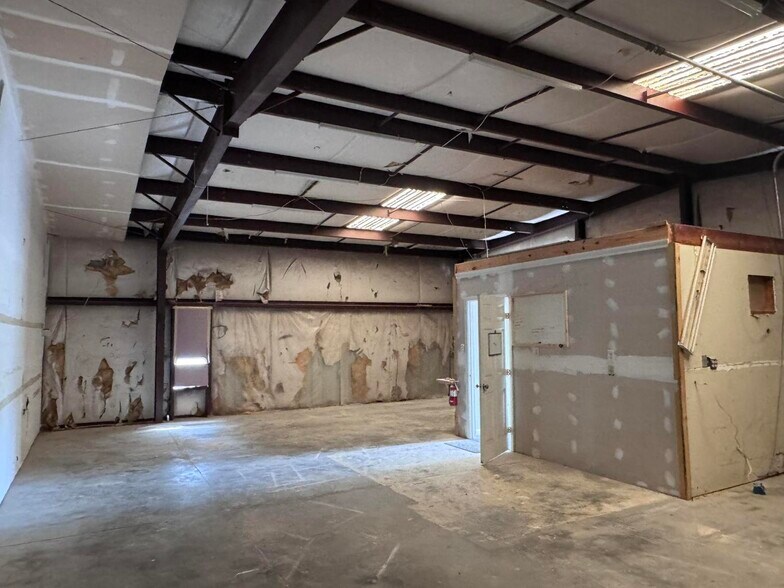 More Photos Of 8173 E Bay Blvd, Navarre Showroom For Lease