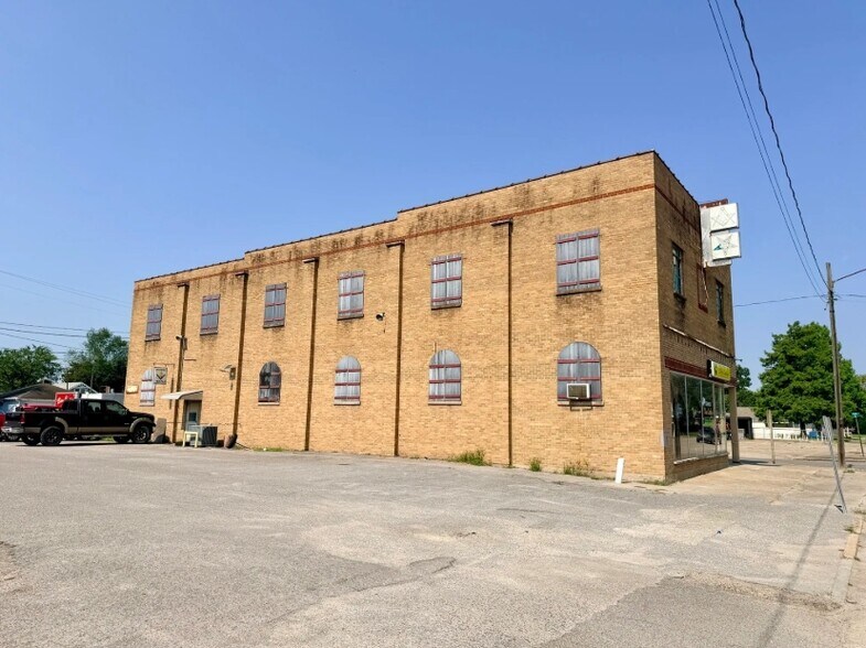 More Photos Of 150 W Yoakum Ave, Chaffee Storefront For Sale