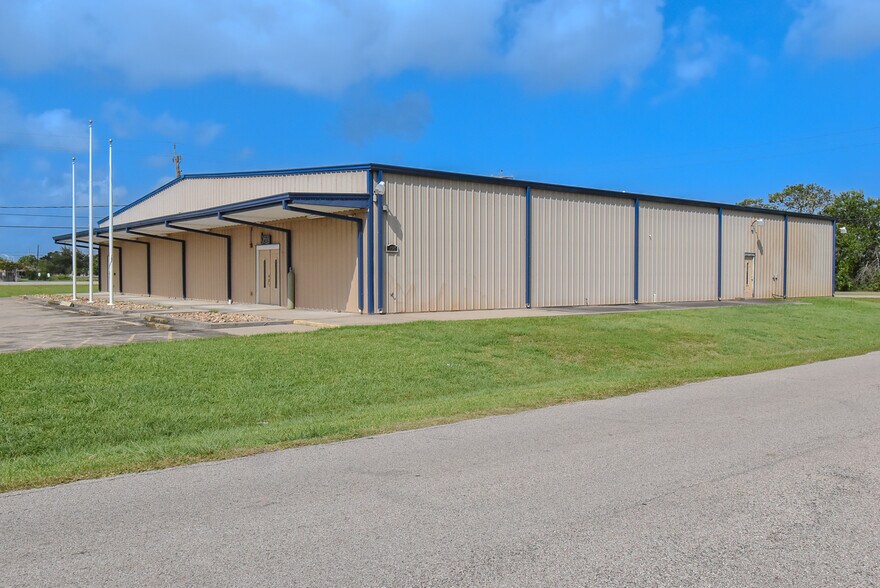 More Photos Of 116 S Avenue D, Freeport Service For Lease