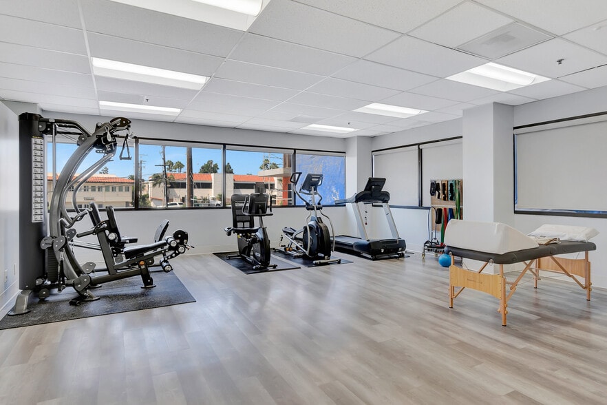 More Photos Of 18800 Delaware St, Huntington Beach Medical For Lease