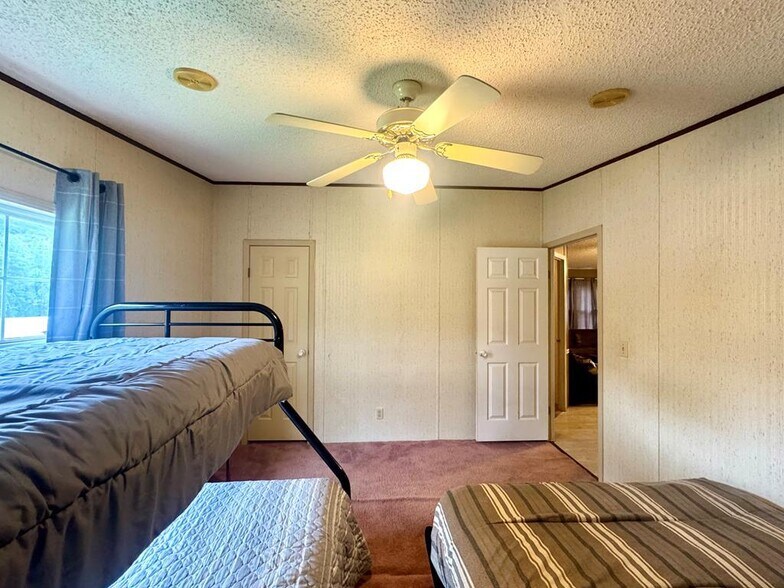 More Photos Of 158 Caloric Rd., Mullens Flex For Sale