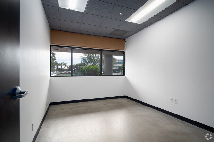 More Photos Of 2292 Faraday Ave, Carlsbad Research And Development For Sale