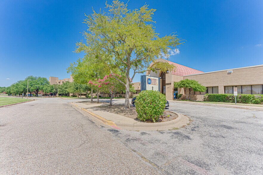 More Photos Of 2909 S Hampton Rd, Dallas Medical For Sale