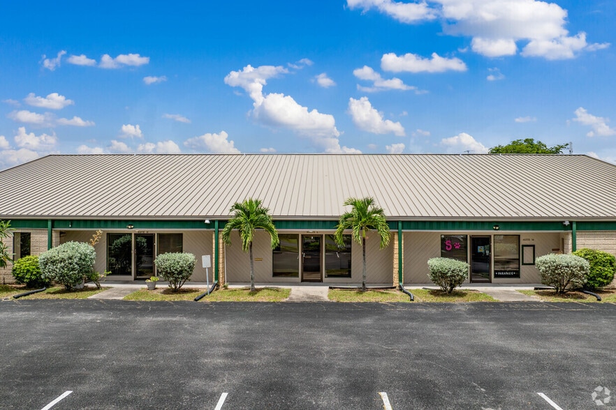 More Photos Of 2120 Collier Ave, Fort Myers Unknown For Lease