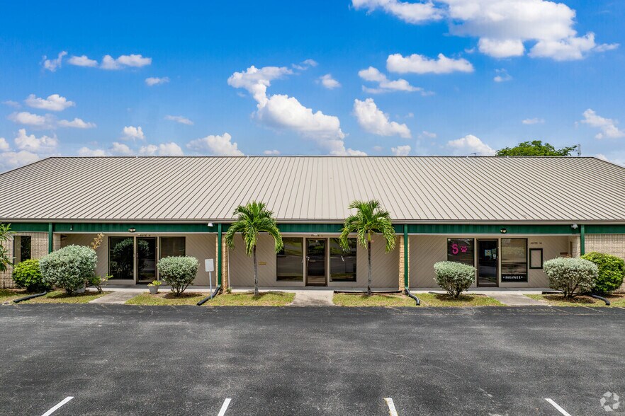 More Photos Of 2120 Collier Ave, Fort Myers Religious Facility For Lease