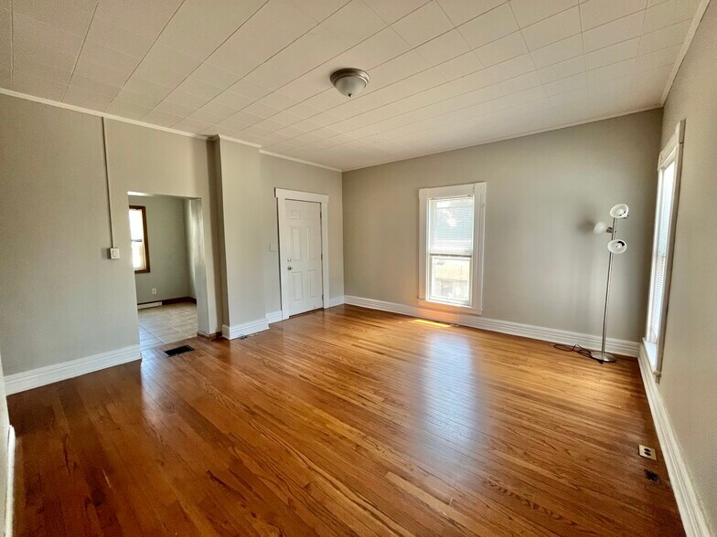 More Photos Of 1085 W Main St, Troy Medical For Sale