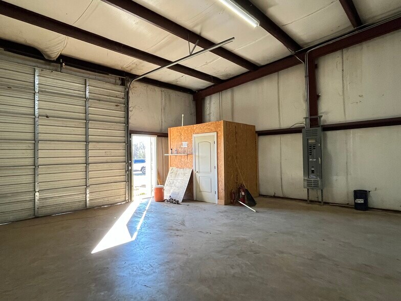 More Photos Of 286 Carter St, Okolona Warehouse For Lease