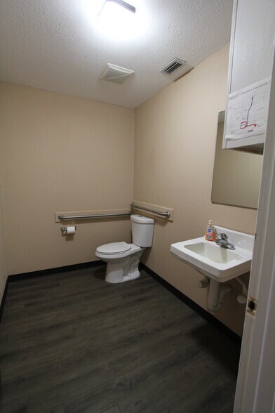 More Photos Of 603 E Empresario St, Refugio Office For Sale