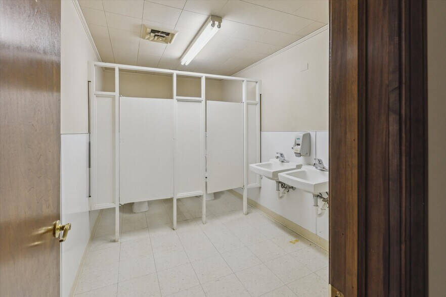 More Photos Of 711 Washington Ave, Bay City Medical For Sale