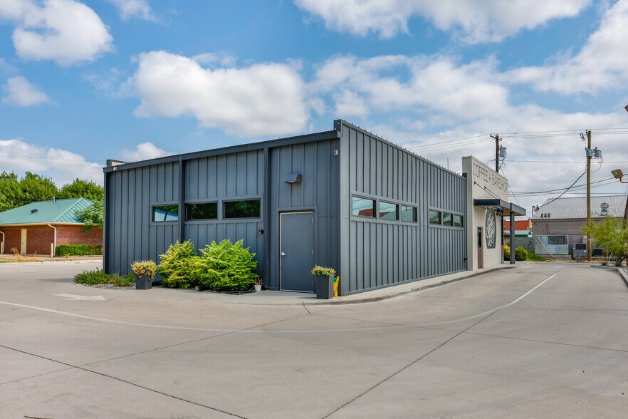 More Photos Of 211 N Weaver St, Gainesville Flex For Sale