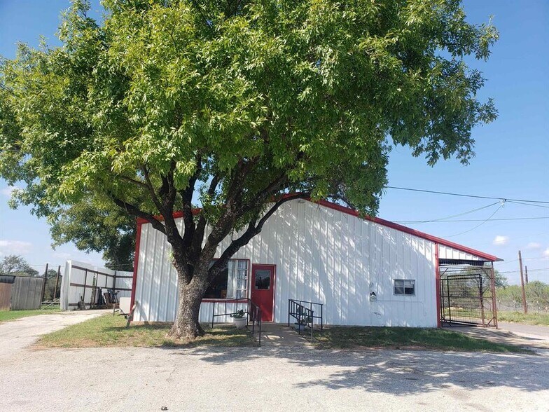 More Photos Of 1209 Bessemer Ave, Llano Light Distribution For Sale