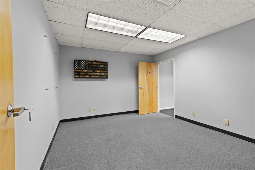 More Photos Of 617 Mulberry St, Elizabethtown Office For Sale